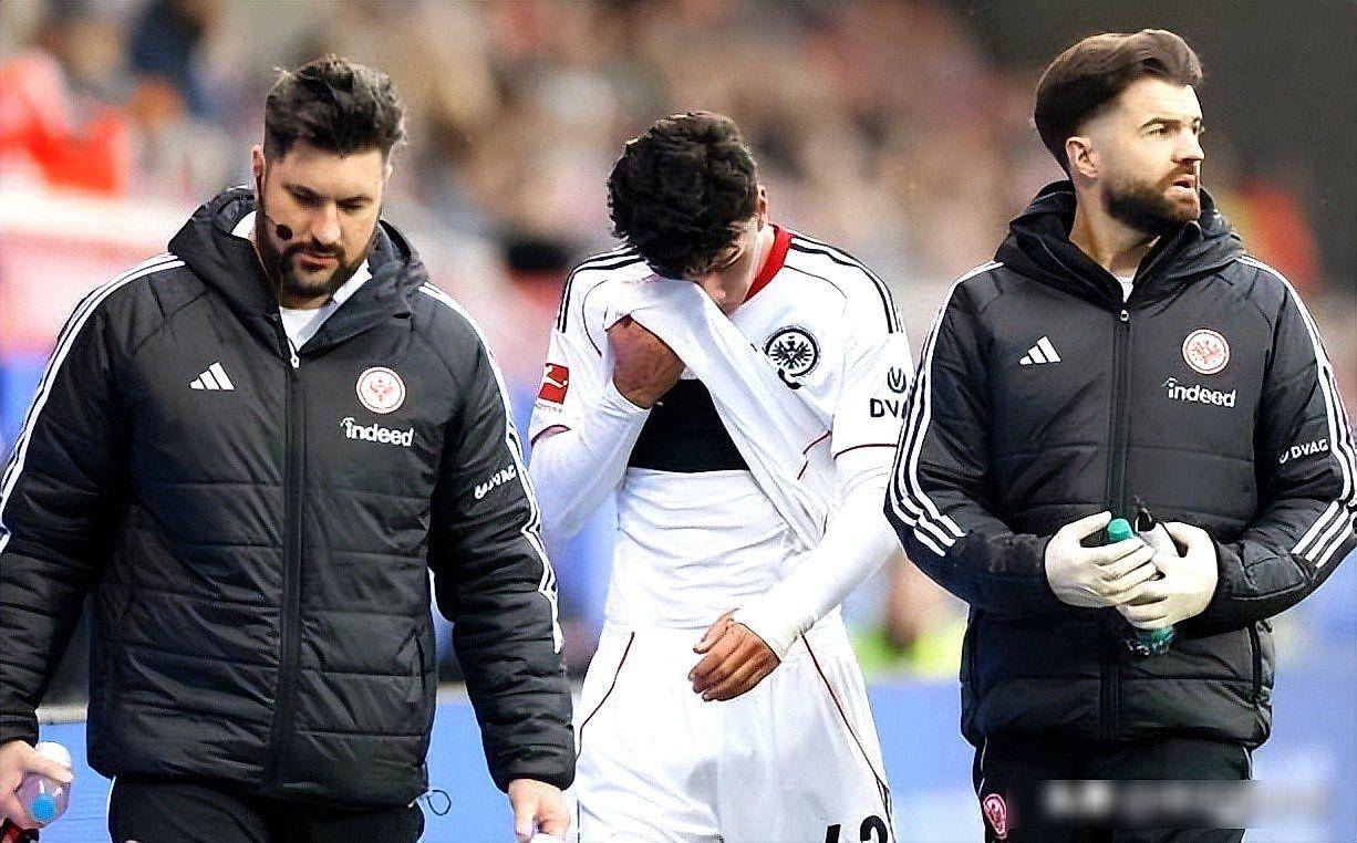 窗口期英超传出新动向；法兰克福回应争议；管理层表态——悬念犹存；赛季目标并未改变的简单介绍